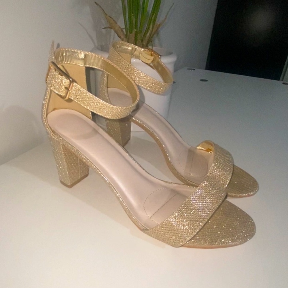 I am selling women’s sparkly gold heels.